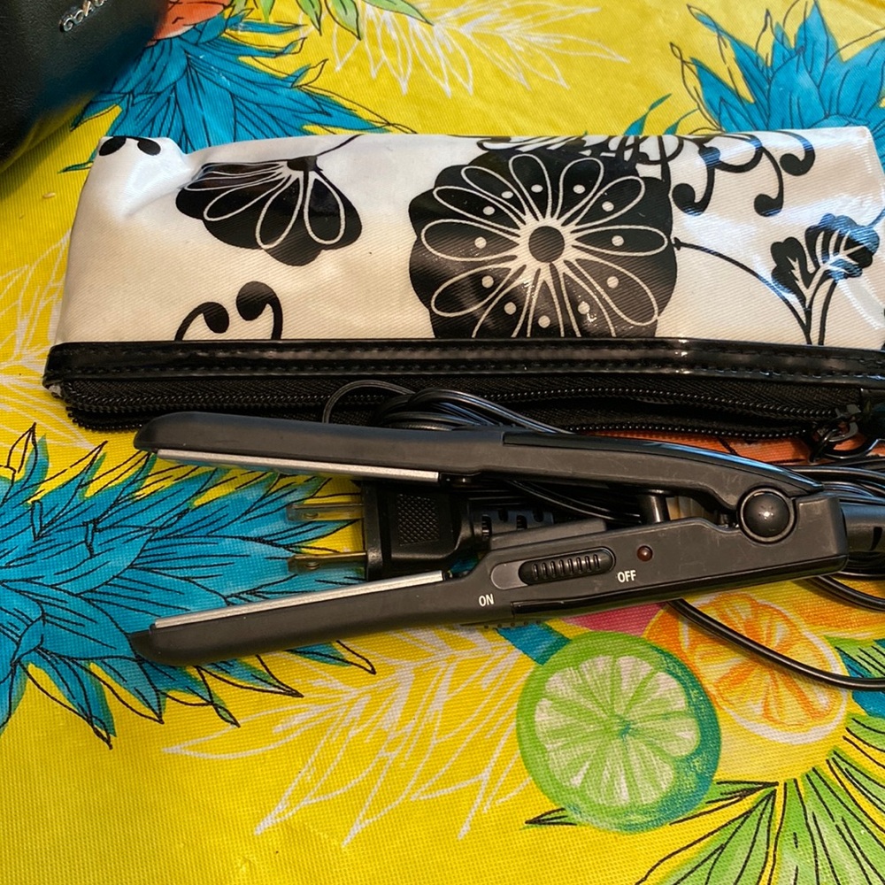 Conair mini hair straighter new in bag6”